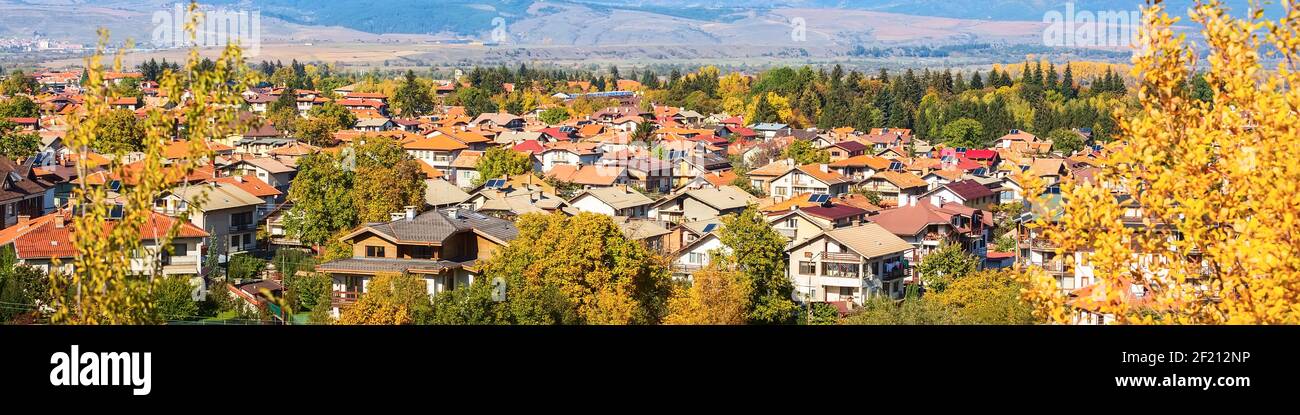 Bansko, Bulgaria, città vecchia banner panorama autunnale Foto Stock