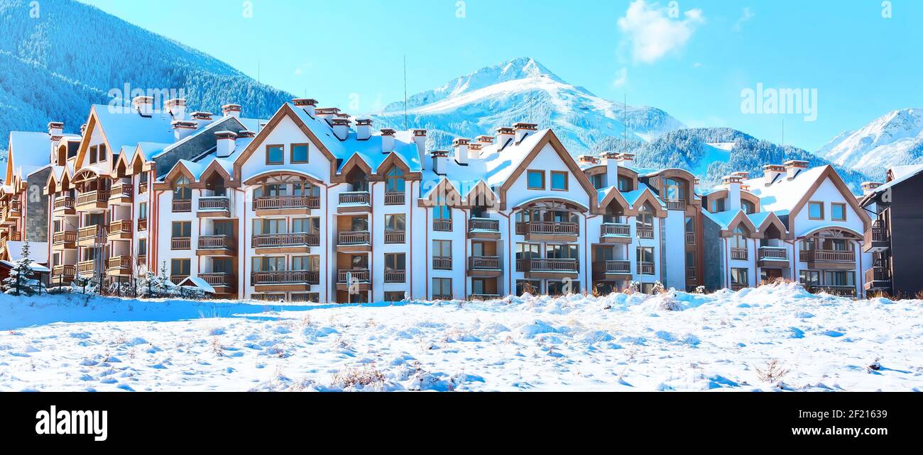 Case e montagne di neve panorama nella stazione sciistica bulgara Bansko Foto Stock