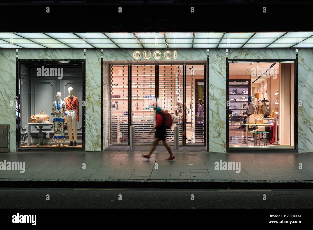 Un negozio di moda Gucci di notte. Queen Street, Auckland, Nuova Zelanda Foto Stock