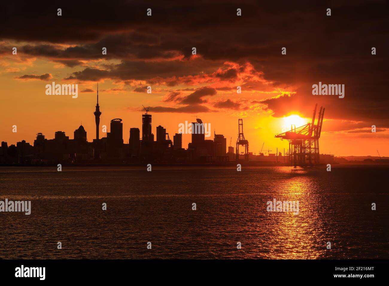 Lo skyline di Auckland, Nuova Zelanda, silhouette dal sole che tramonta Foto Stock