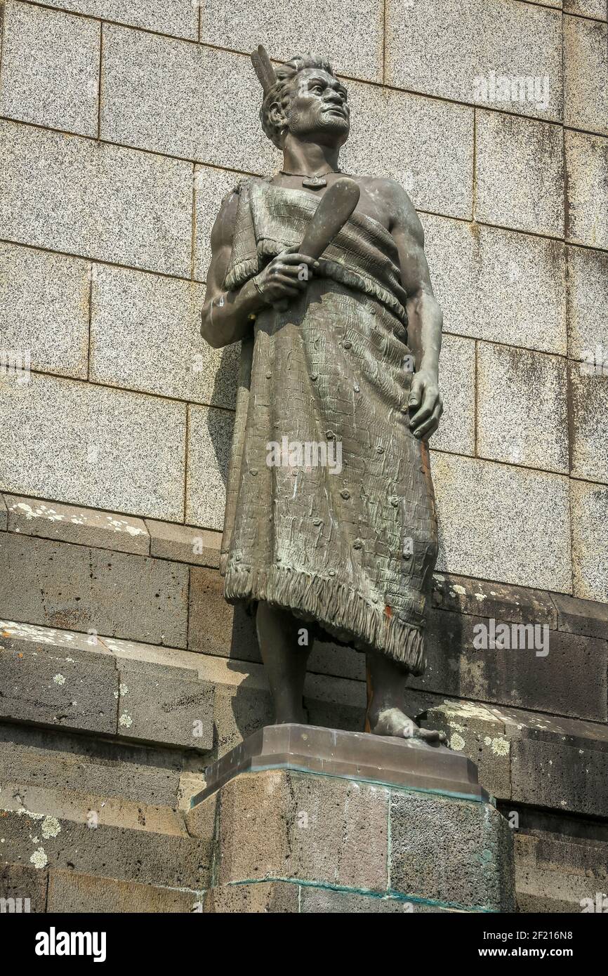 Una statua in bronzo di un guerriero Maori che indossa un mantello e porta un mero (club) su One Tree Hill, Auckland, Nuova Zelanda Foto Stock