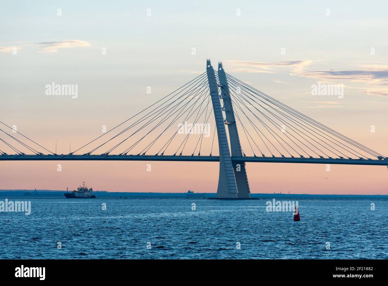 San Pietroburgo, Russia – 8 agosto 2020: Vista del diametro occidentale ad alta velocità nel Golfo di Finlandia alla fine della giornata Foto Stock