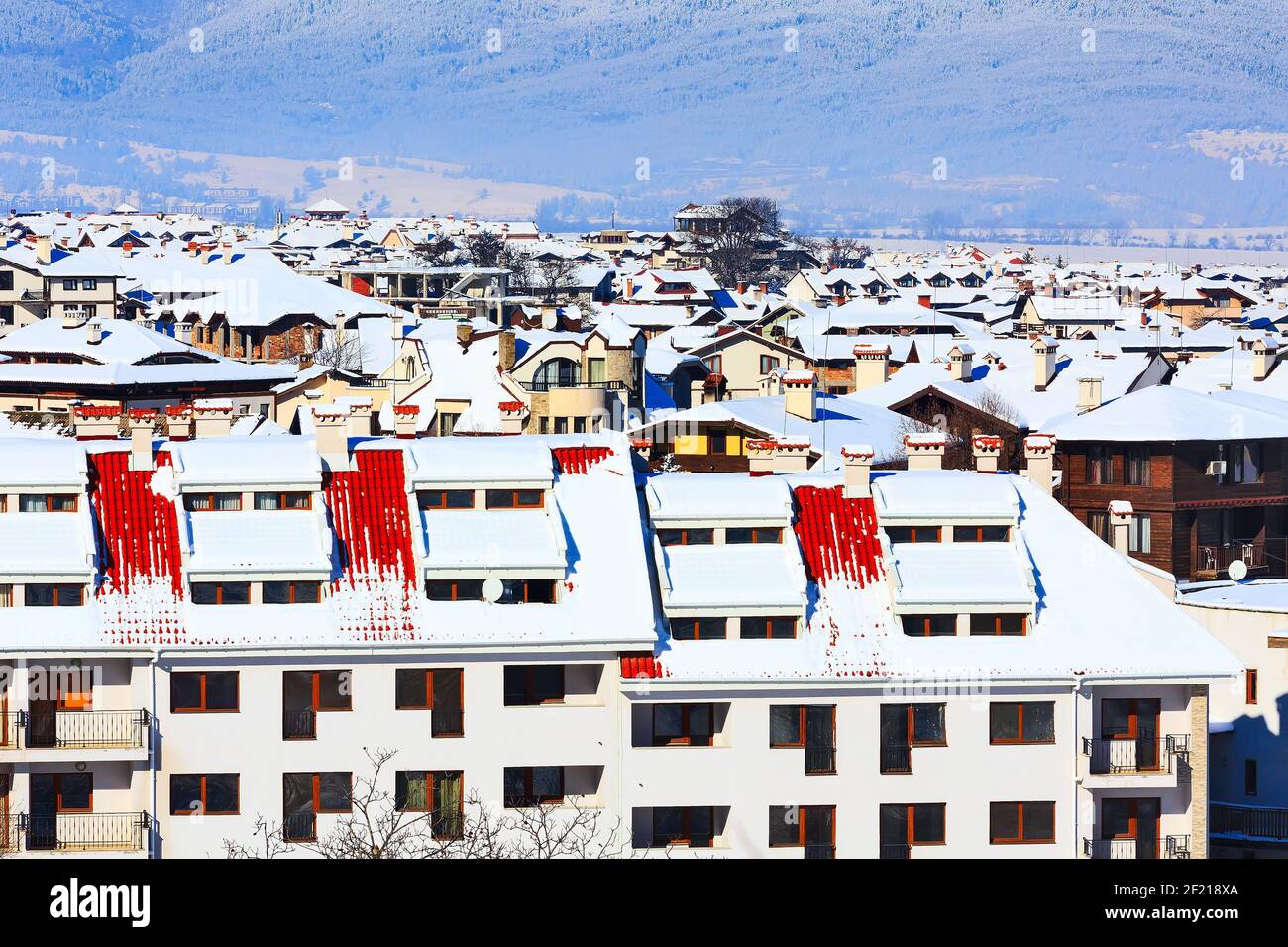 Case con tetto di neve panorama a Bansko, Bulgaria Foto Stock