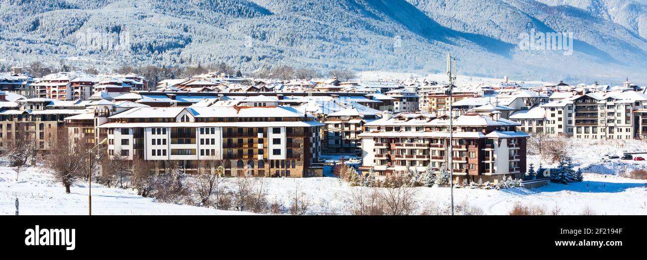 Case e montagne di neve panorama, Bansko Foto Stock
