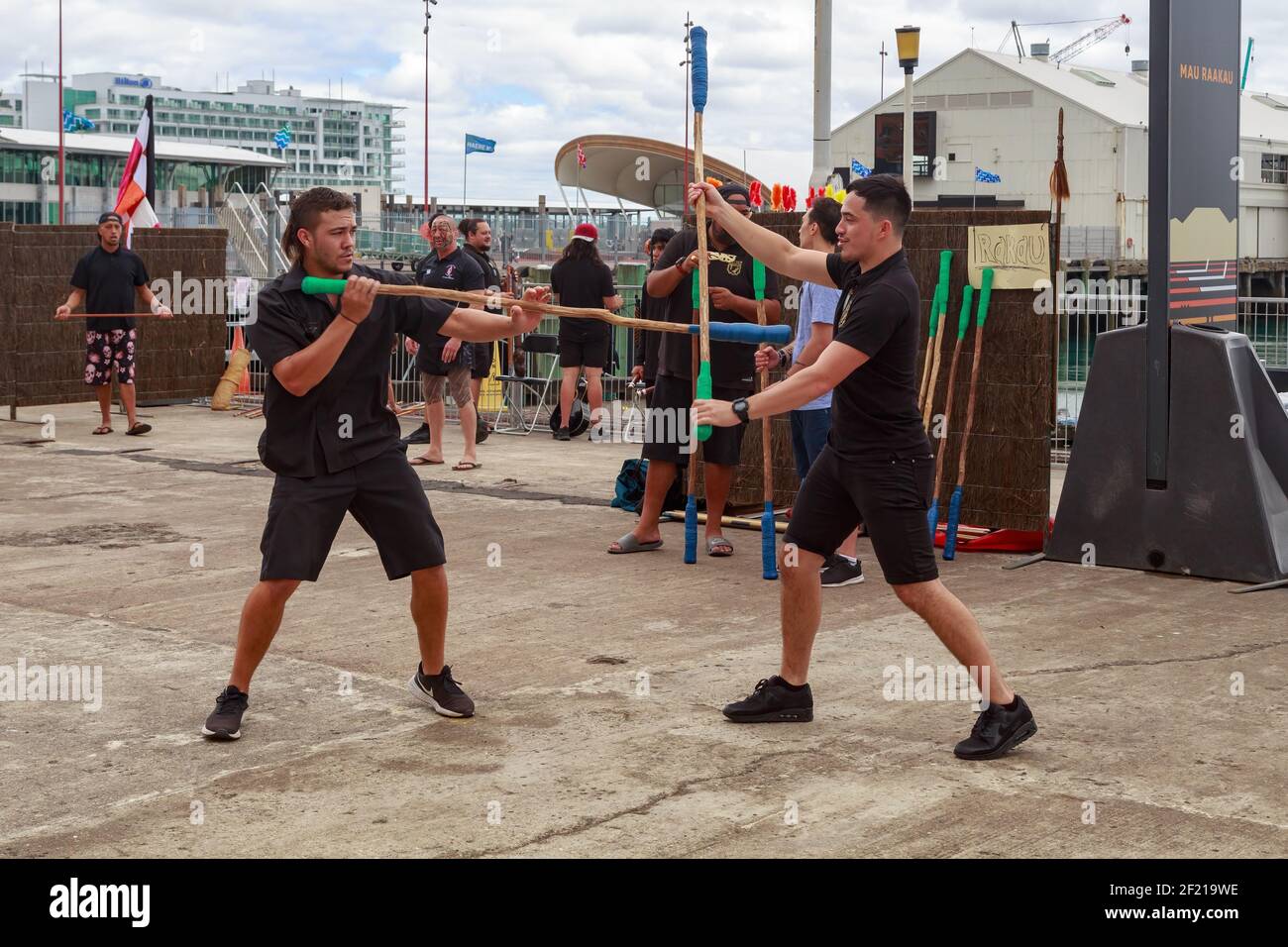 Mau Rakau, una forma di arti marziali Maori, ad Auckland, Nuova Zelanda. Due uomini sparring con bastoncini imbottiti Foto Stock