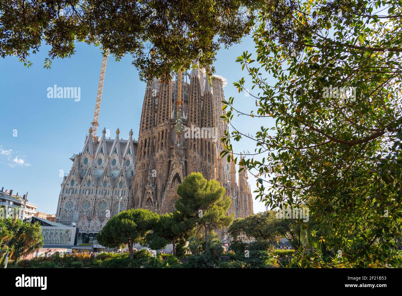 BARCELLONA, SPAGNA - 07 GIUGNO 2019: Gru di costruzione che lavorano sulla Sagrada Familia, che le costruzioni dovrebbero terminare nel 2026 Foto Stock