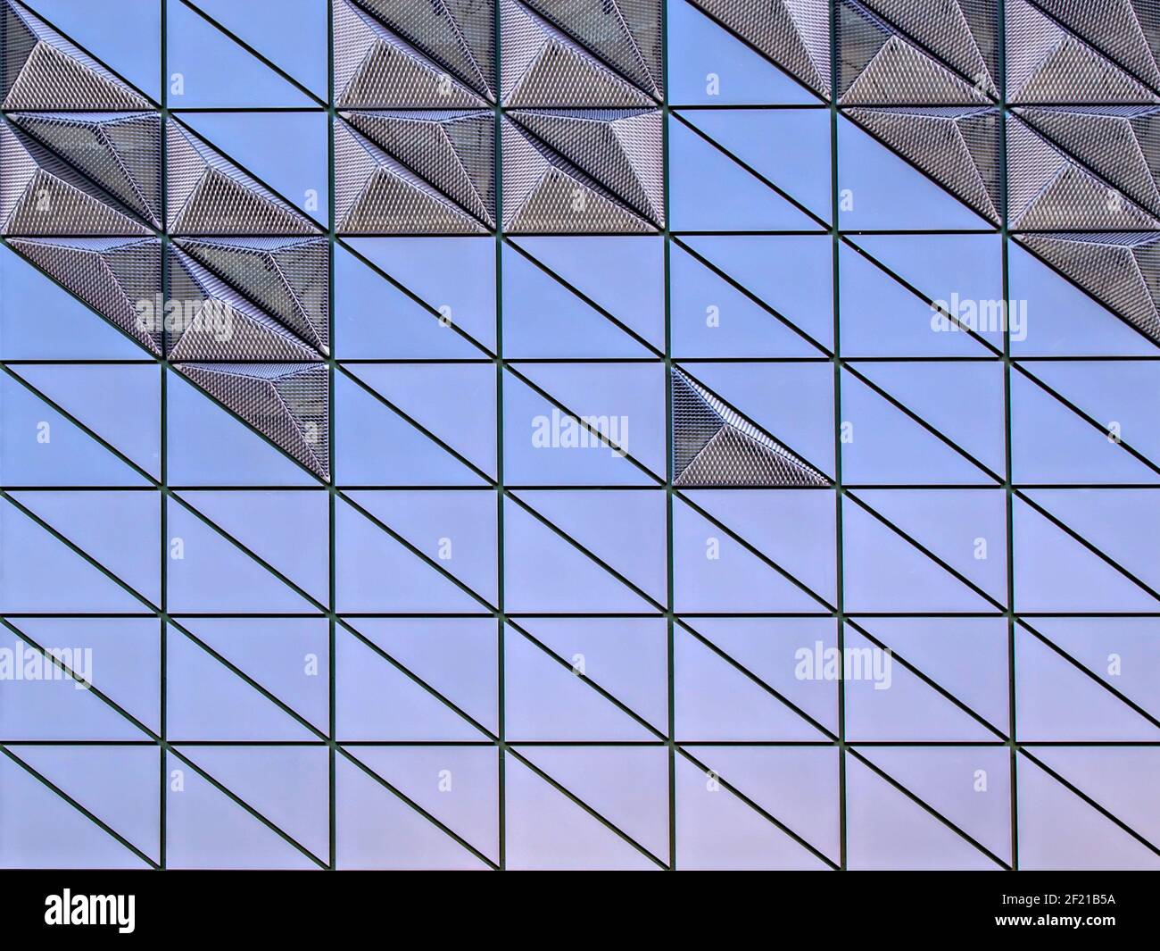 Facciata di un edificio moderno. Forme geometriche viola e lilla. Foto Stock