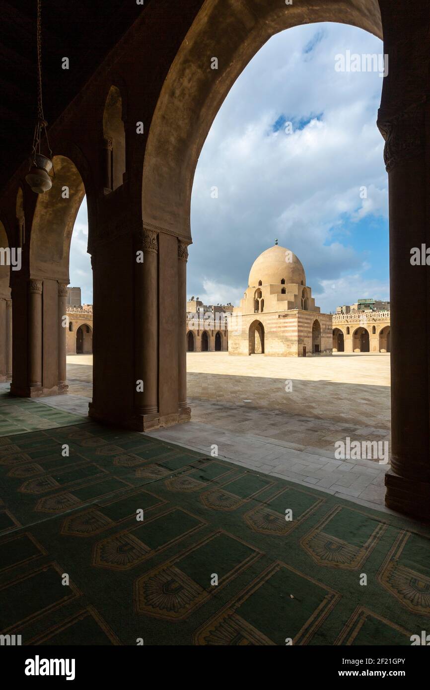 Vista della fontana di abluizione e cortile della Moschea di Ibn Tulun visto attraverso l'arco della sala coperta, Tolon, El-Sayeda Zainab, il Cairo, Egitto Foto Stock