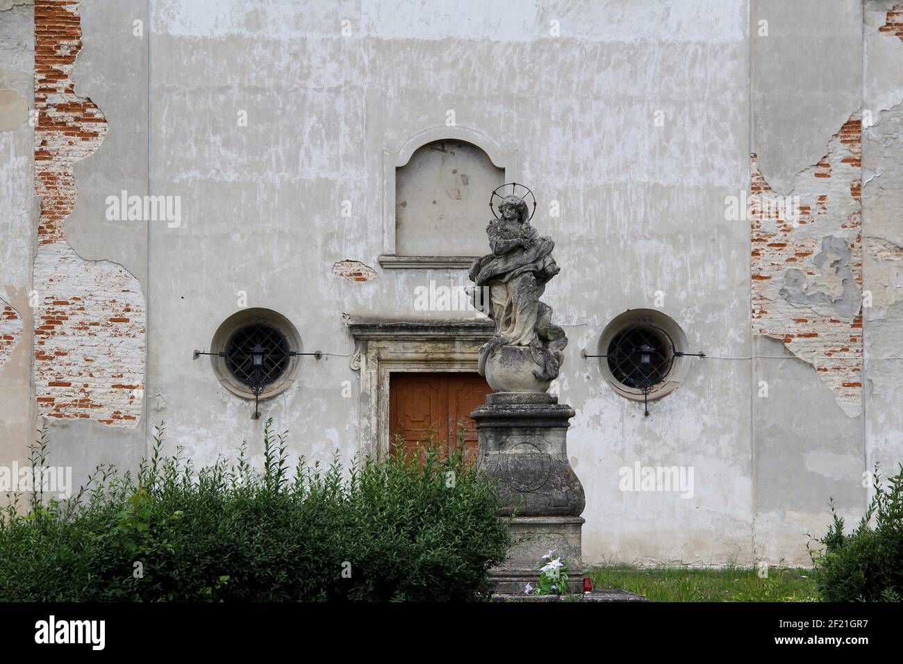 Antica Chiesa Yard con Santa Madre rovinata statua Foto Stock