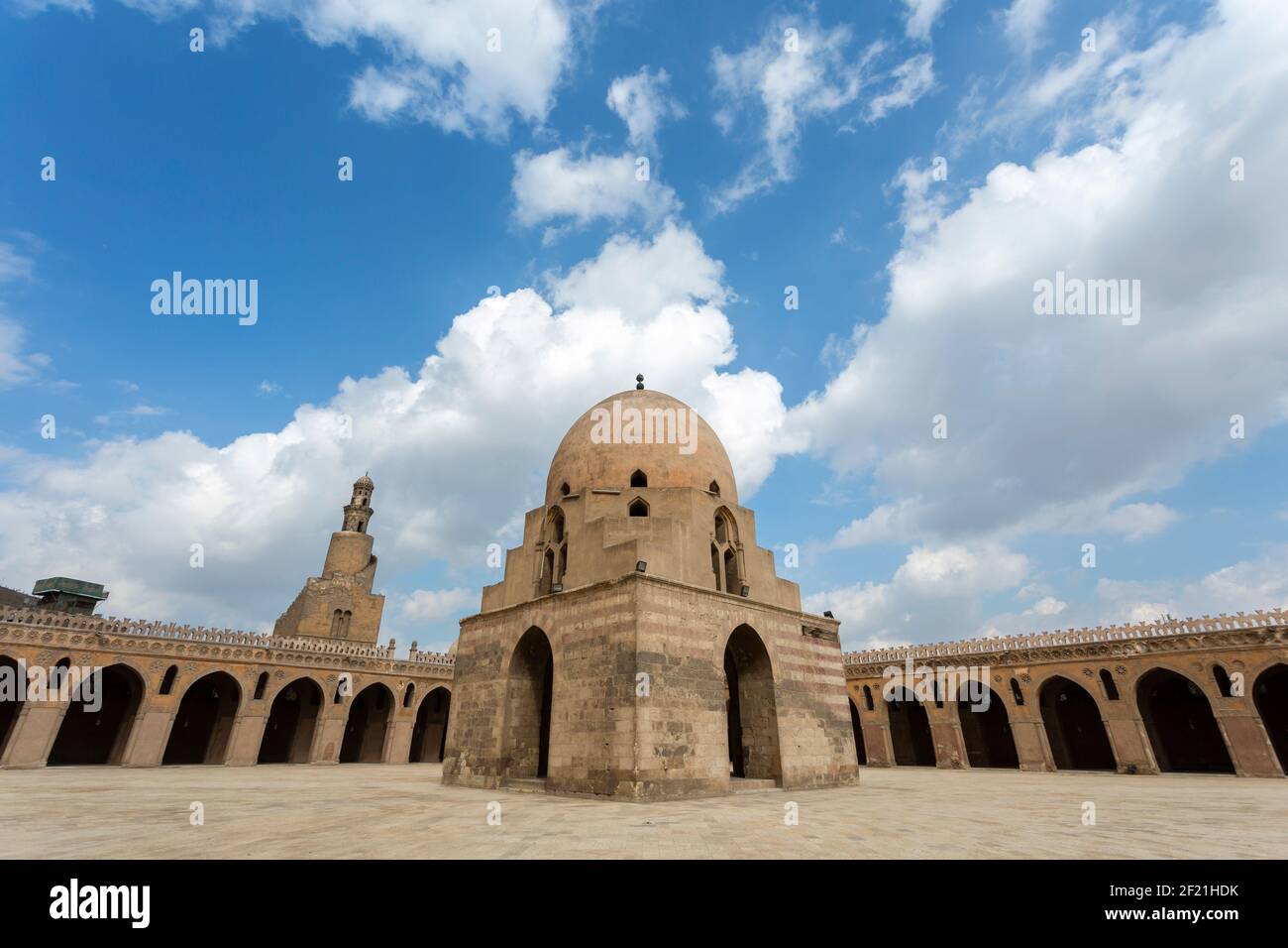 Vista ad angolo basso della Moschea di Ibn Tulun che mostra la fontana di abluizione, il cortile e il minareto, a Tolon, El-Sayeda Zainab, Cairo, Egitto Foto Stock