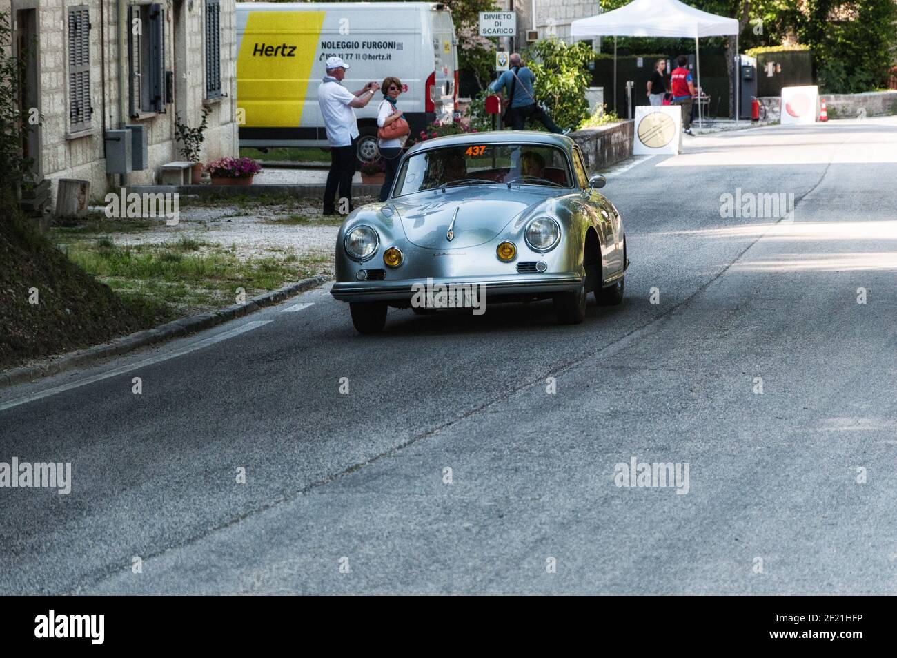 FURLO, ITALIA - 25 maggio 2018: GOLA DEL FURLO, ITALIA - 19 MAGGIO: PORSCHE 356 A 1500 GS CARRERA 1956 su una vecchia vettura da corsa nel rally Mille miglia 2017 Foto Stock