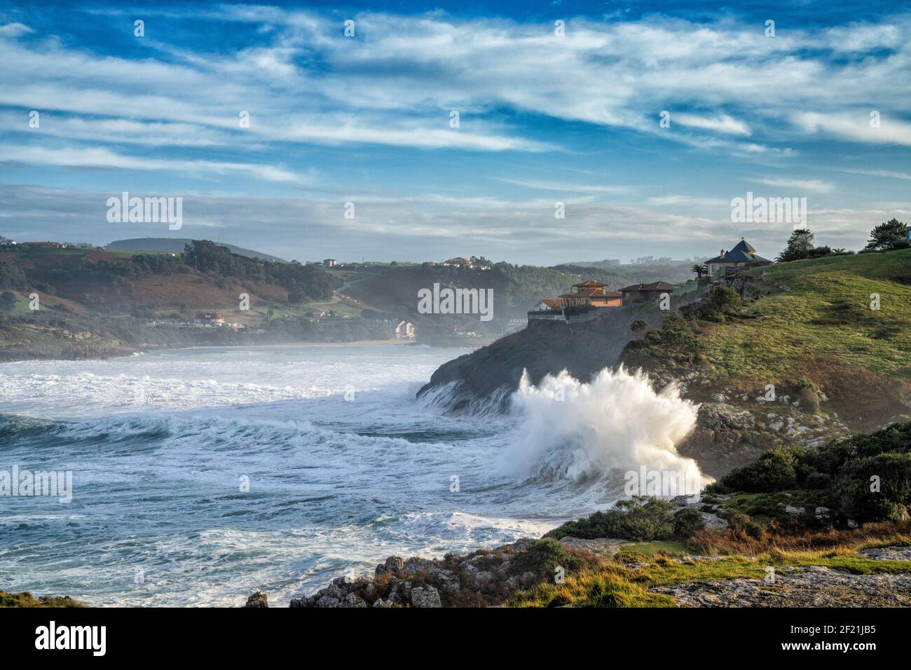 Una vista di enormi onde che si infrangono sulle rive di Cabo de Ajo sulla costa settentrionale della Spagna Foto Stock