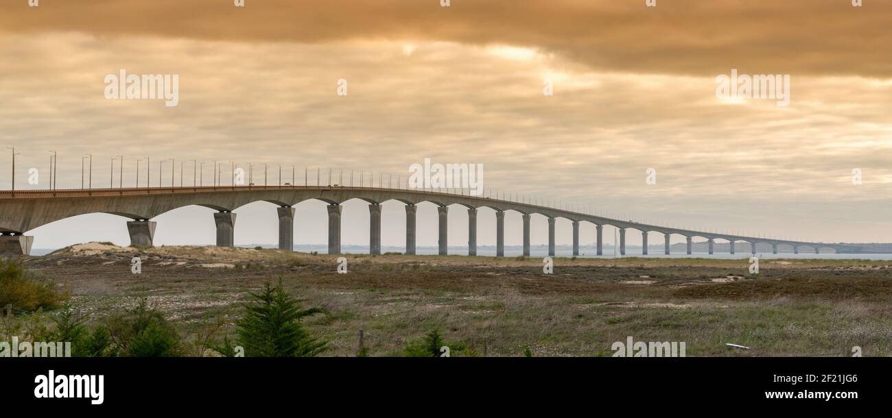 Vista del ponte tra la Rochelle e Ile de Re in Francia occidentale all'alba Foto Stock