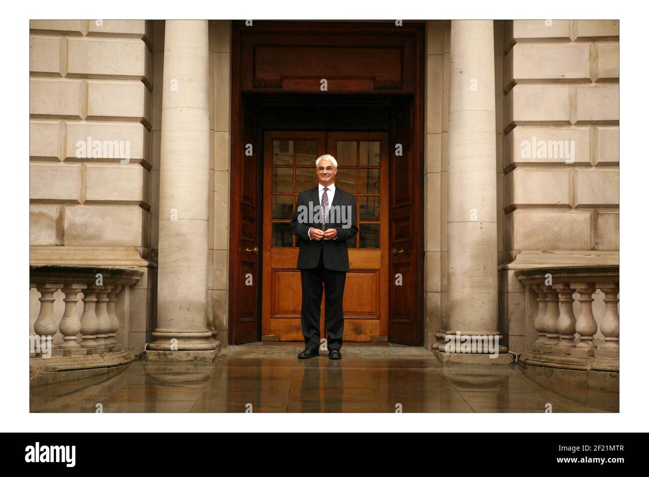 Il Cancelliere dello scacchiere britannico Alistair Darling lascia il Tesoro sul suo modo di consegnare il budget autunnale al House of Commons a Londra pic David Sandison 9/10/2007 Foto Stock