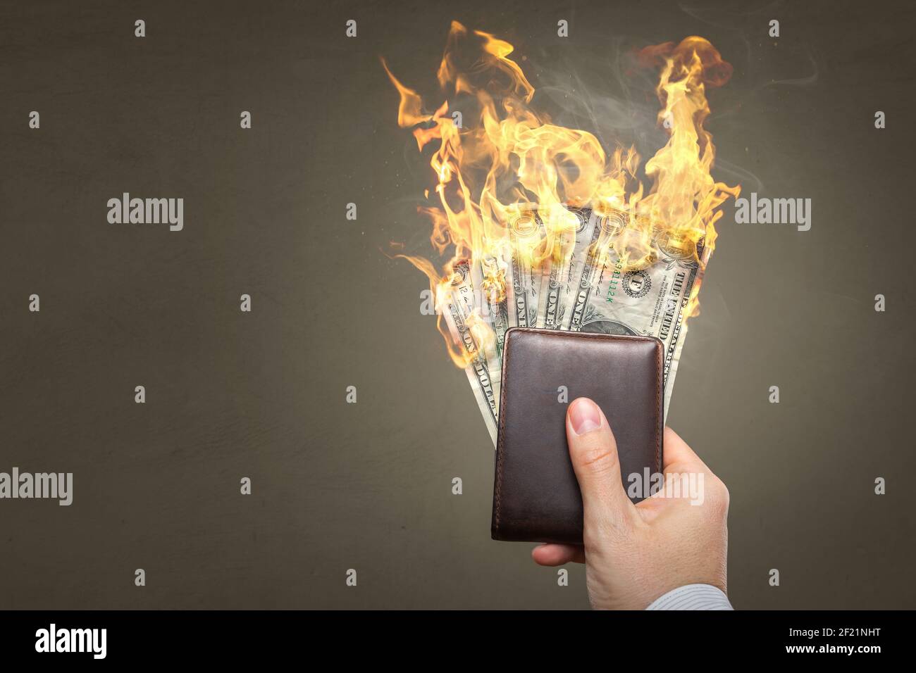 Bruciare le banconote in dollari all'interno di un portafoglio Foto Stock