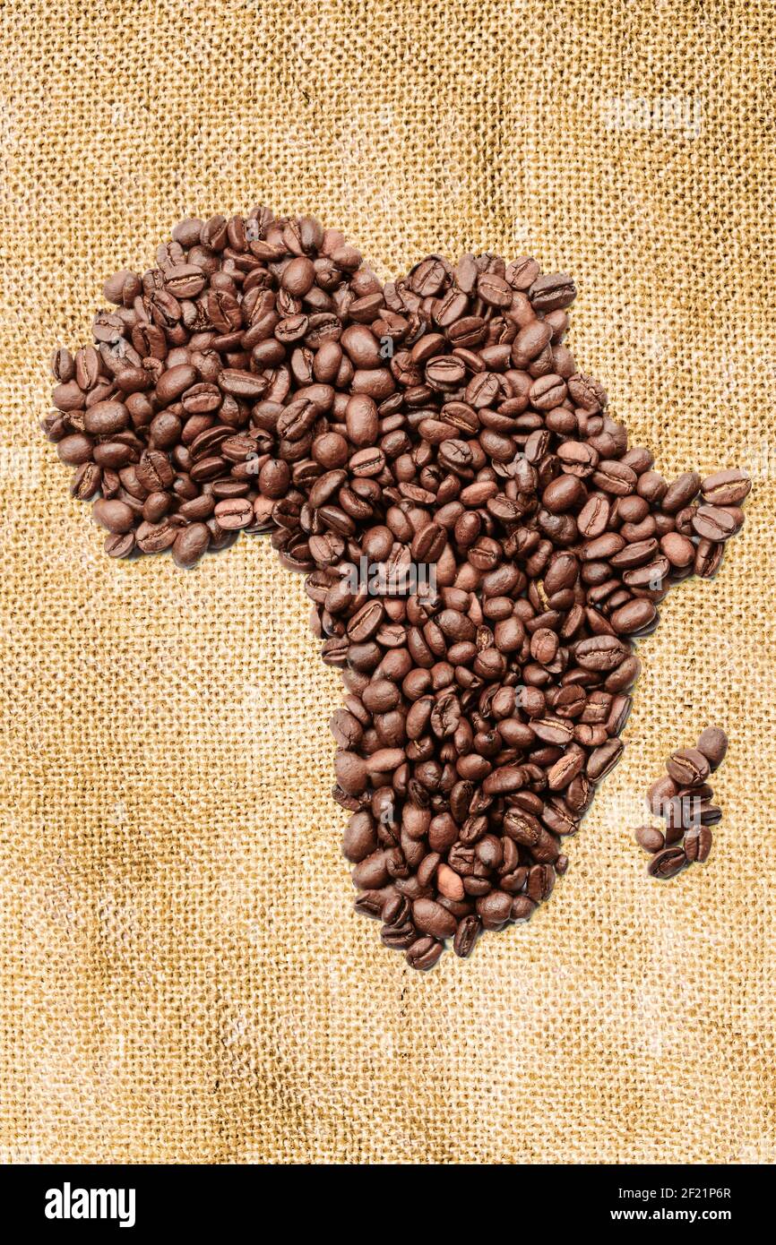 Caffè di fagioli interi. Il contorno del continente africano è fatto da chicchi di caffè in juta burlap. Foto Stock