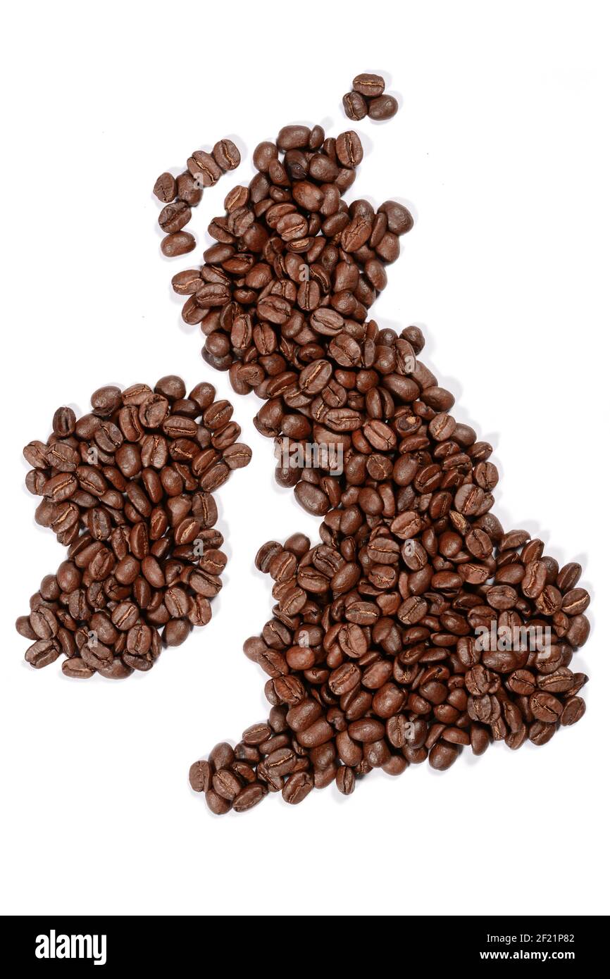 Caffè di fagioli interi. Il contorno della Gran Bretagna è fatto da chicchi di caffè, isolati su sfondo bianco. Foto Stock