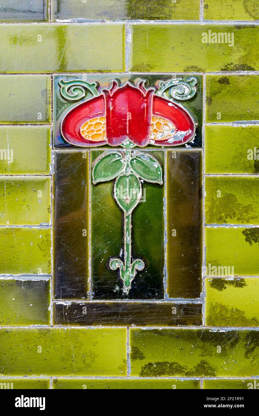 Federation piastrelle decorative in ceramica smaltata su un negozio di fronte nel sobborgo di Sydney di Newtown, nuovo Galles del Sud, Australia Foto Stock