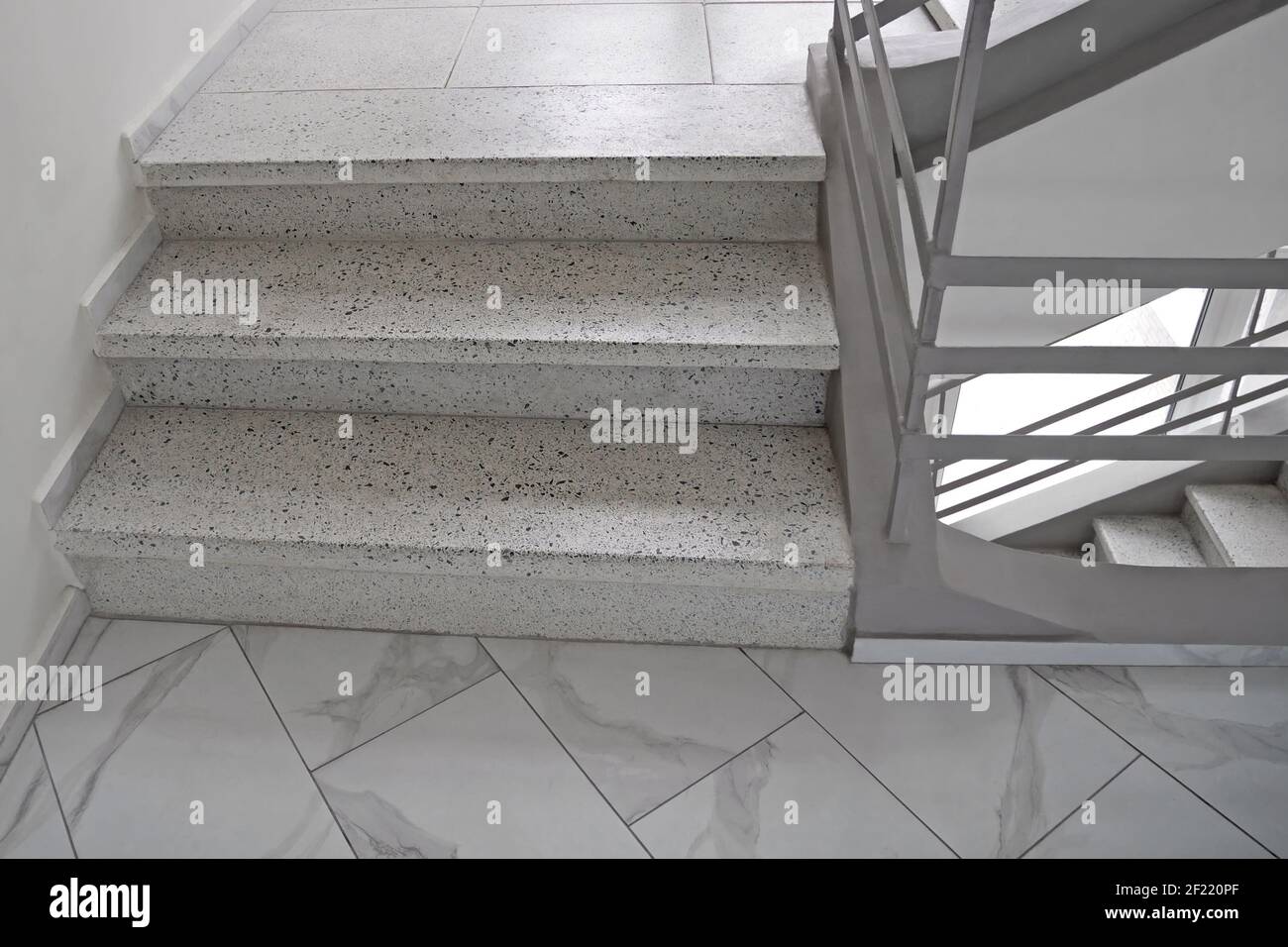 Dettaglio scalinata in tonalità di grigio, scalinata in cemento in decorazione a punti, posti su scala, tre scalini, primo piano Foto Stock