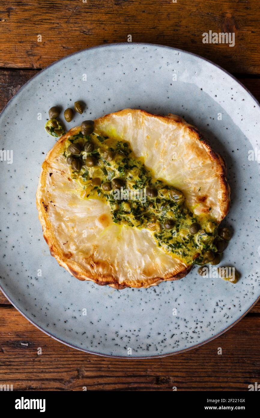 Bistecca di sedano arrosto con capperi e salsa alle erbe Foto Stock