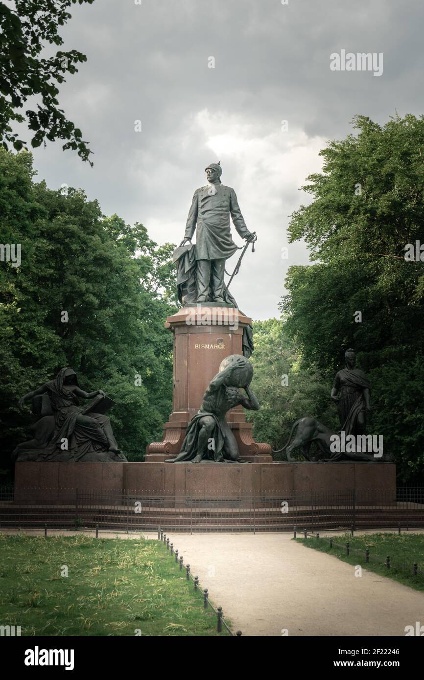 BERLINO, GERMANIA - 27 maggio 2020: BERLINO, GERMANIA 27 maggio 2020. Una statua di Bismark a Tiergarten Berlino. Foto Stock