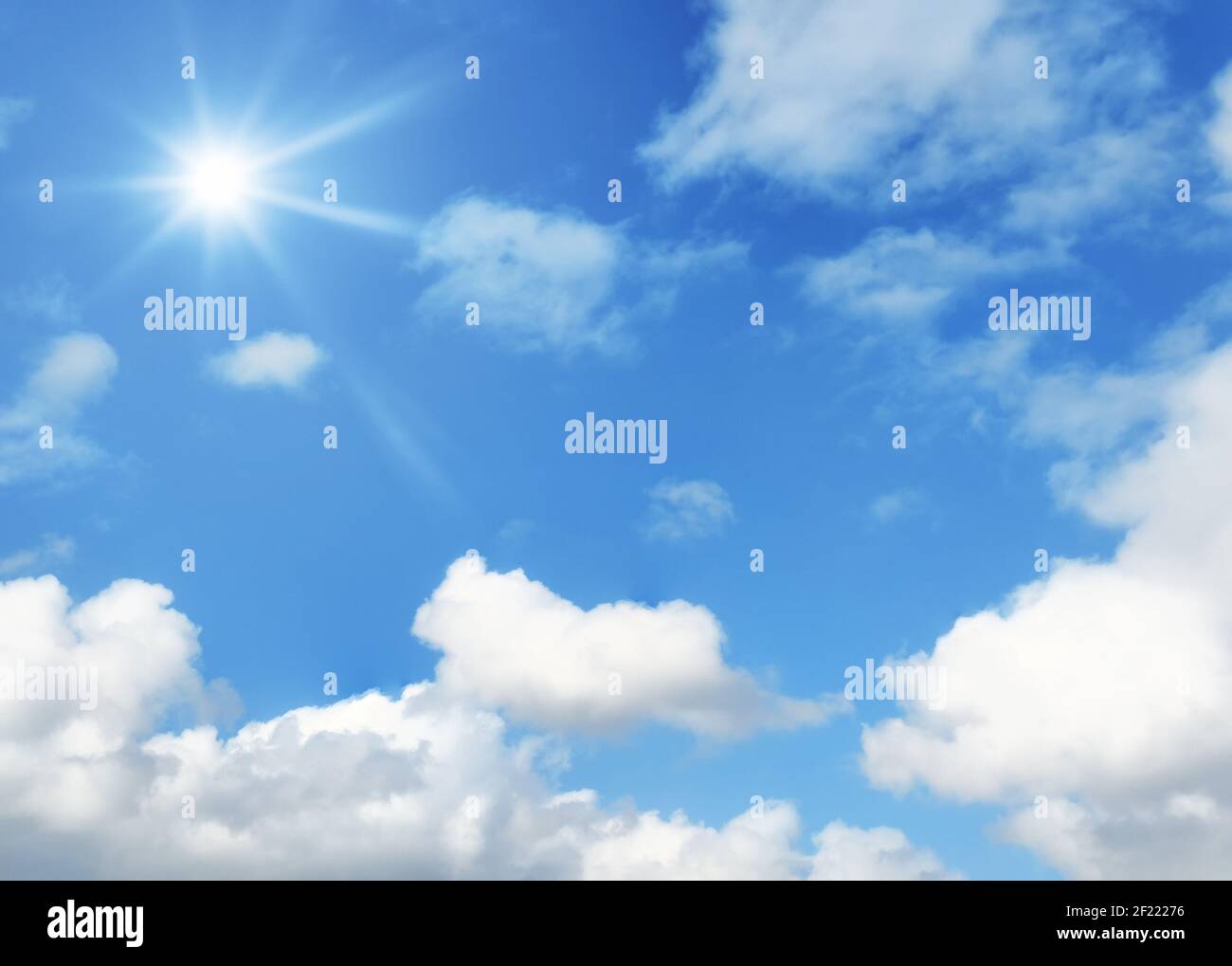 Tipico cielo blu con sole e nuvole di sfondo Foto Stock