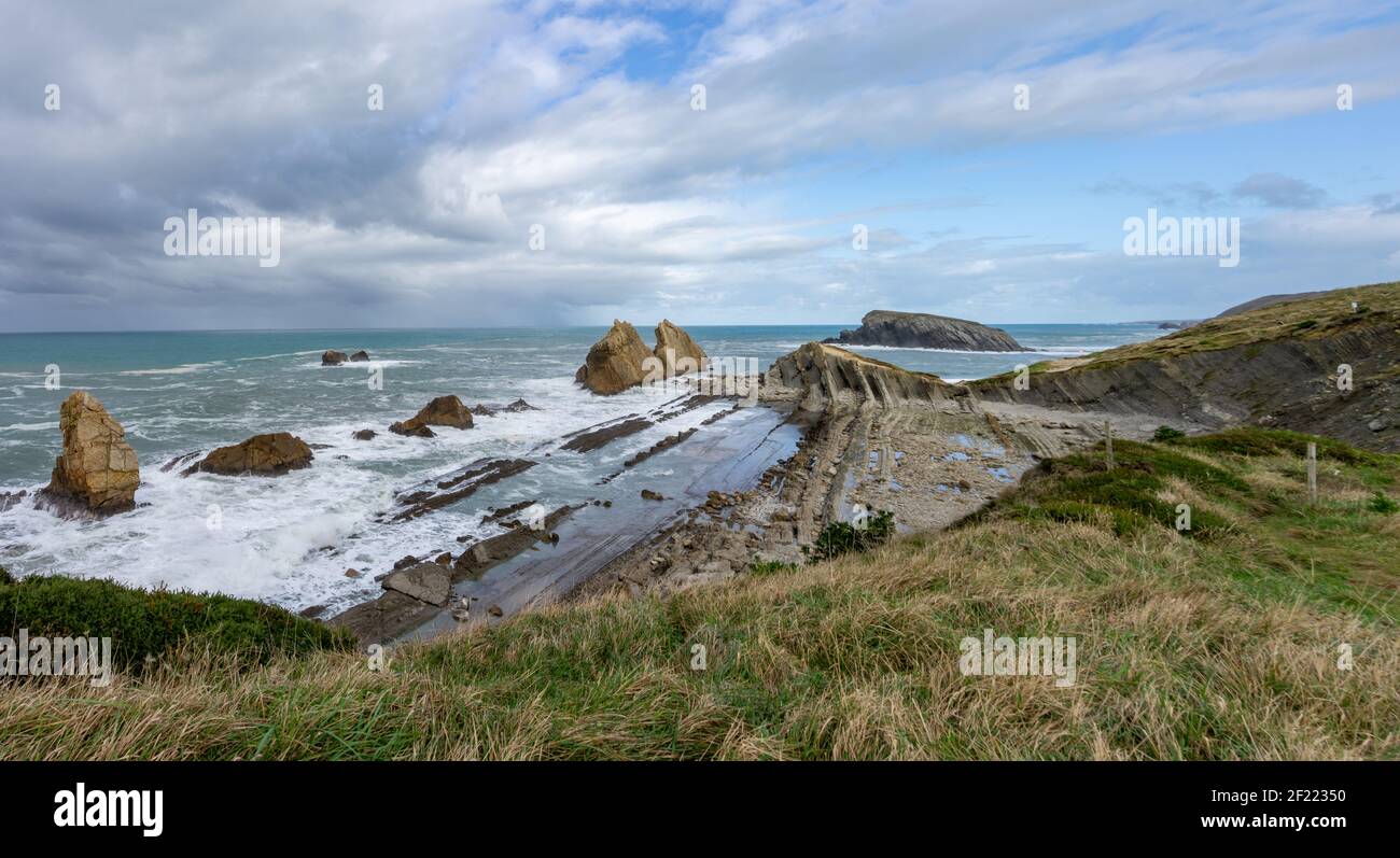 Coste frastagliate e selvagge in Cantabria, nel nord della Spagna Foto Stock