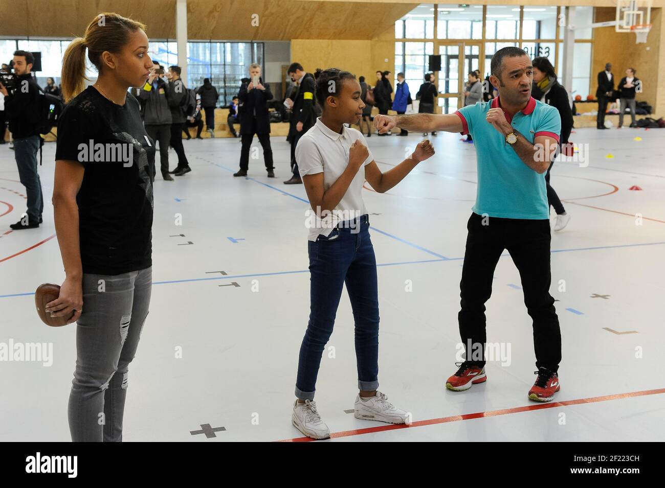 Boxer Estelle Mossly ed ex boxer Mahyar Monshipour durante l'incontro tra atleti e scolari al College Dora Maar, St Denis, il 3 febbraio 2017 - Foto Alain Gadoffre / KMSP / DPPI Foto Stock