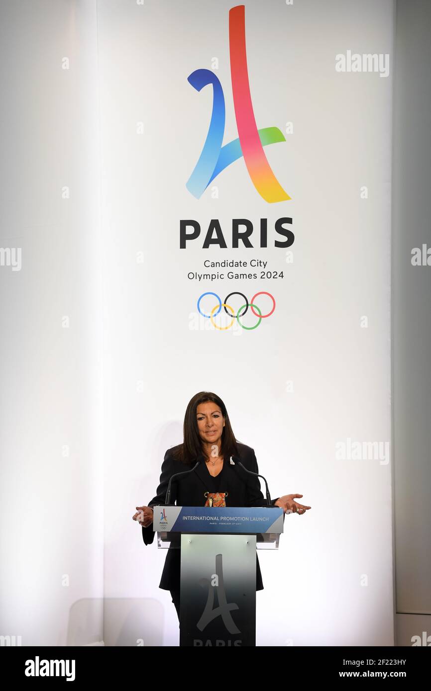 Il Sindaco di Parigi Anne Hidalgo durante la Conferenza Stampa del lancio della promozione Internazionale di Parigi 2024 al Musee de l'Homme a Parigi, il 3 febbraio 2017 - Foto Philippe Millereau / KMSP / DPPI Foto Stock