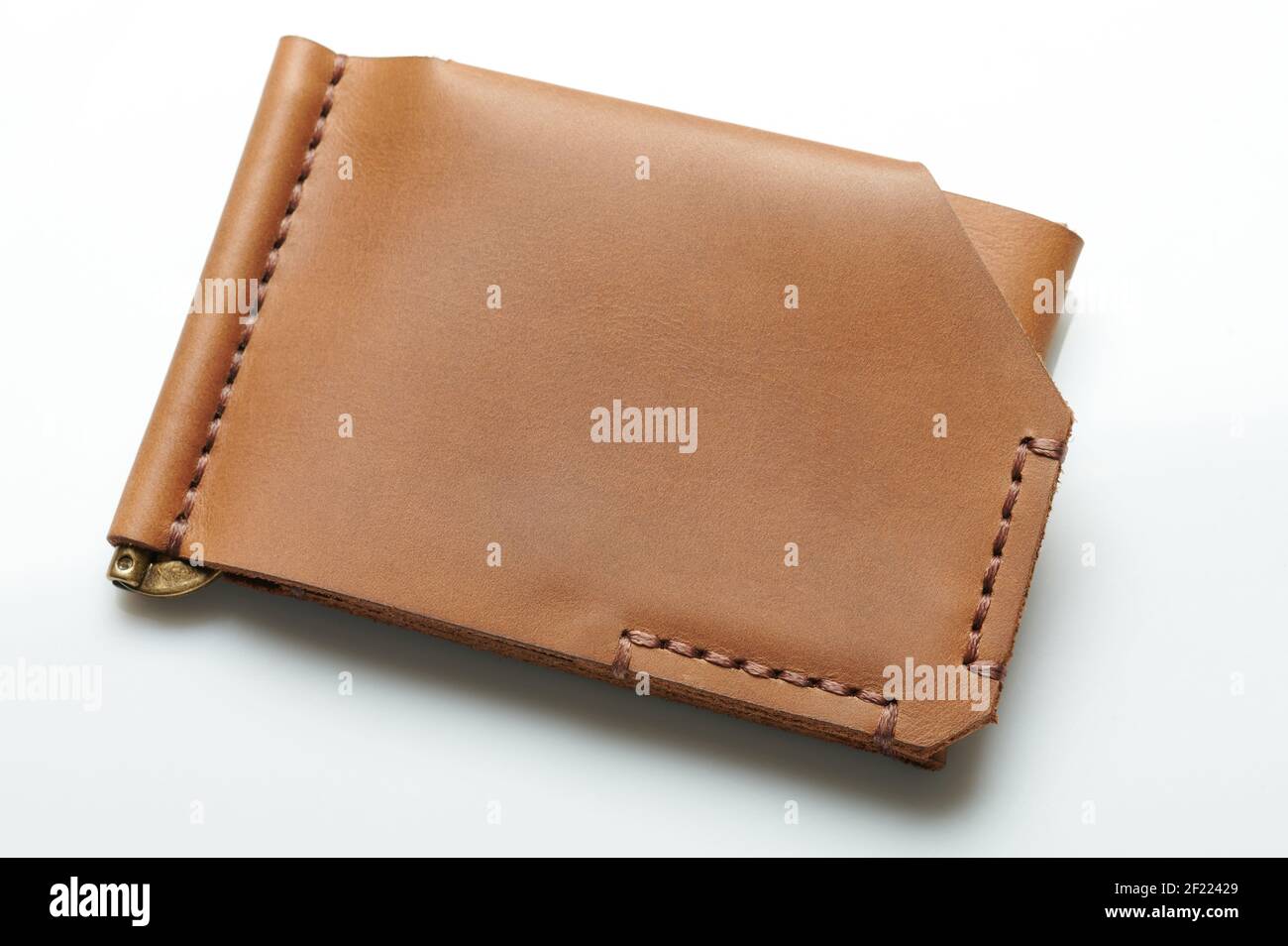 Portafoglio da tasca in pelle marrone per carte di credito isolato sopra la vista Foto Stock