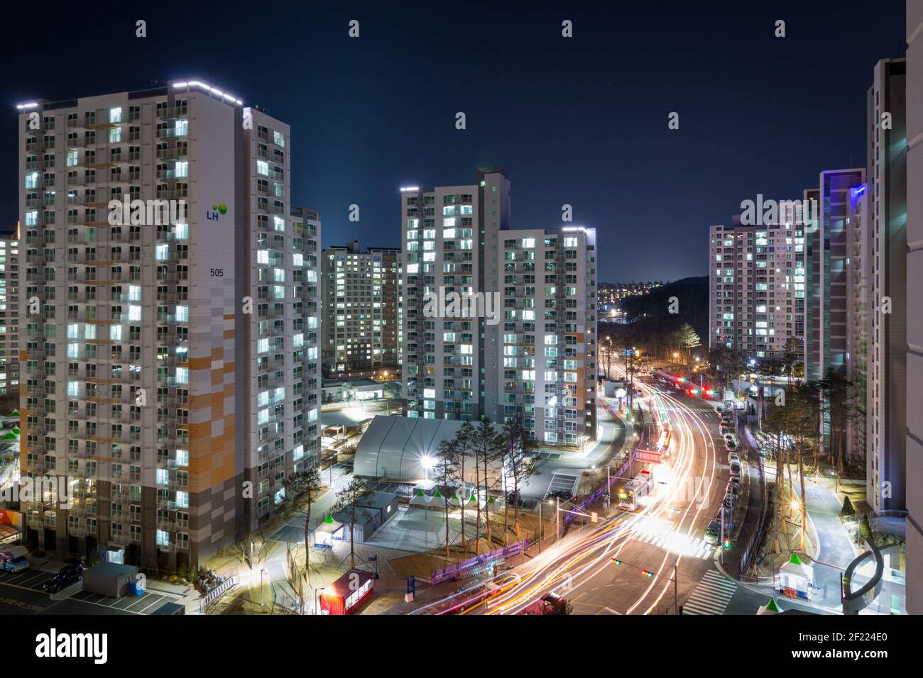 Gangneung, Corea del Sud - 8 febbraio 2018: Illuminato Olympic Media Village Gangneung (GMV) di notte Foto Stock