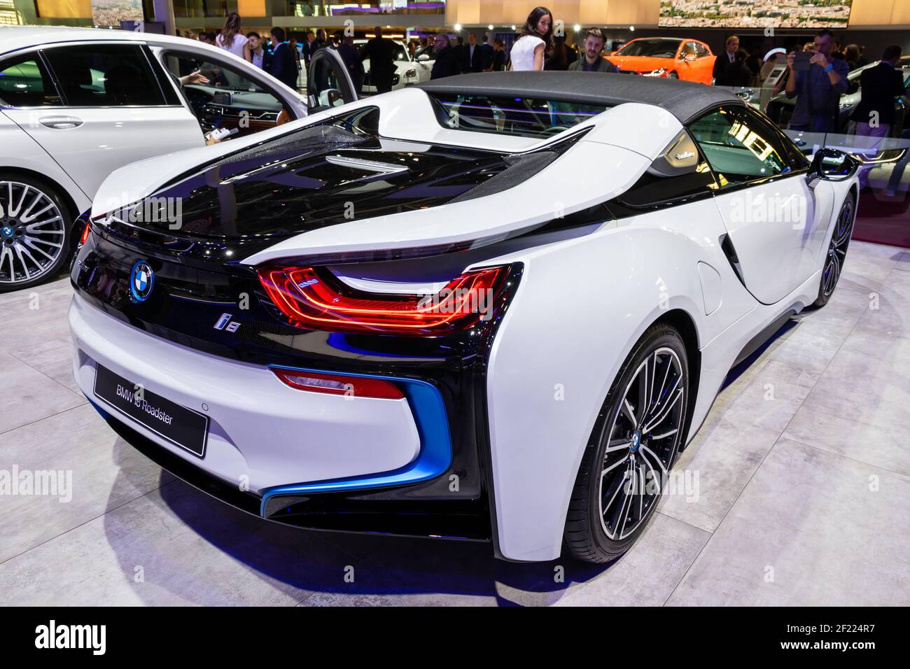 Auto sportiva elettrica BMW i8 Roadster al Paris Motor Show di Expo Porte de Versailles. Francia - 3 ottobre 2018 Foto Stock