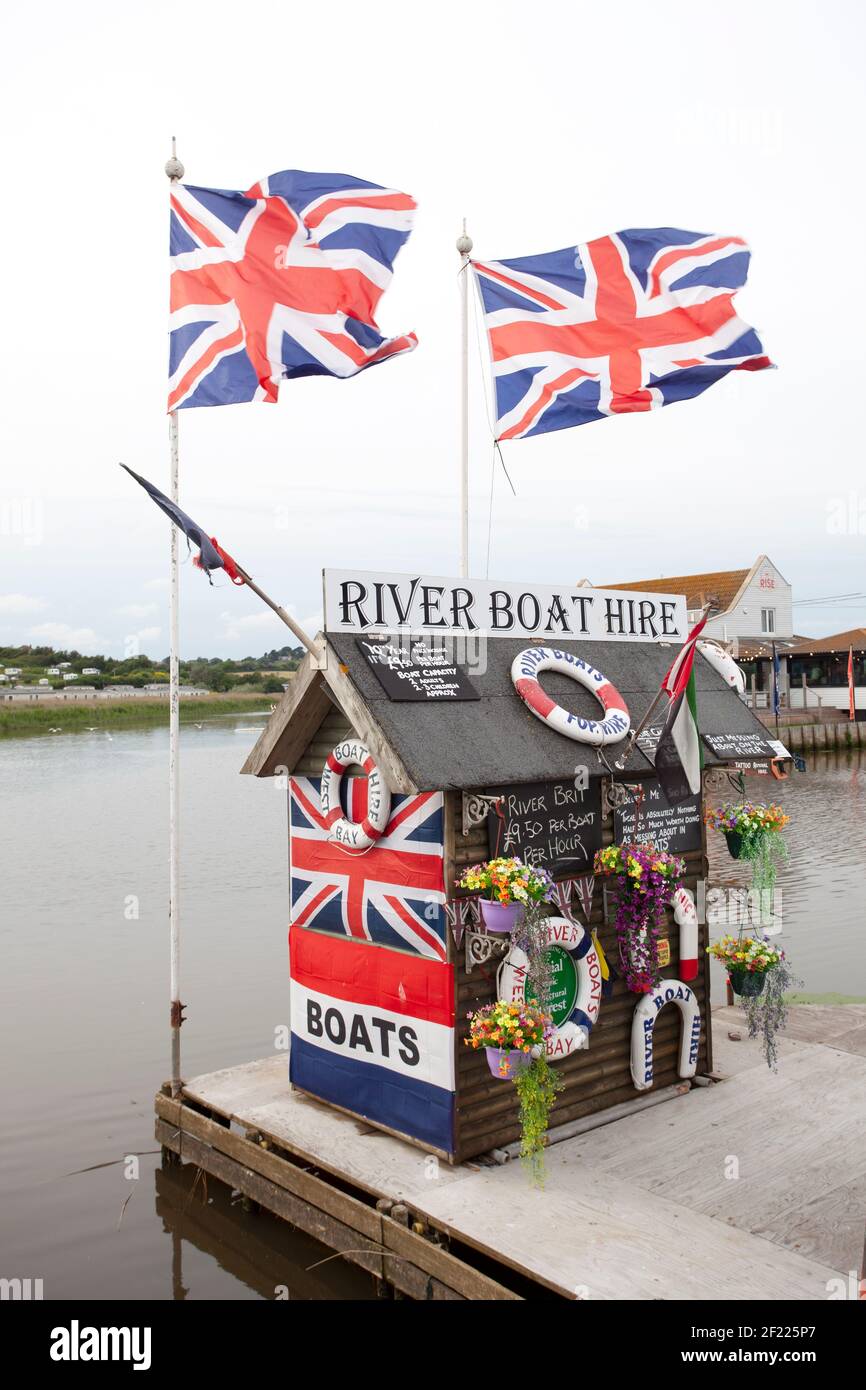 Le bandiere di Union adornano un chiosco di noleggio barche a Bridport Harbour, West Bay, Dorset Foto Stock