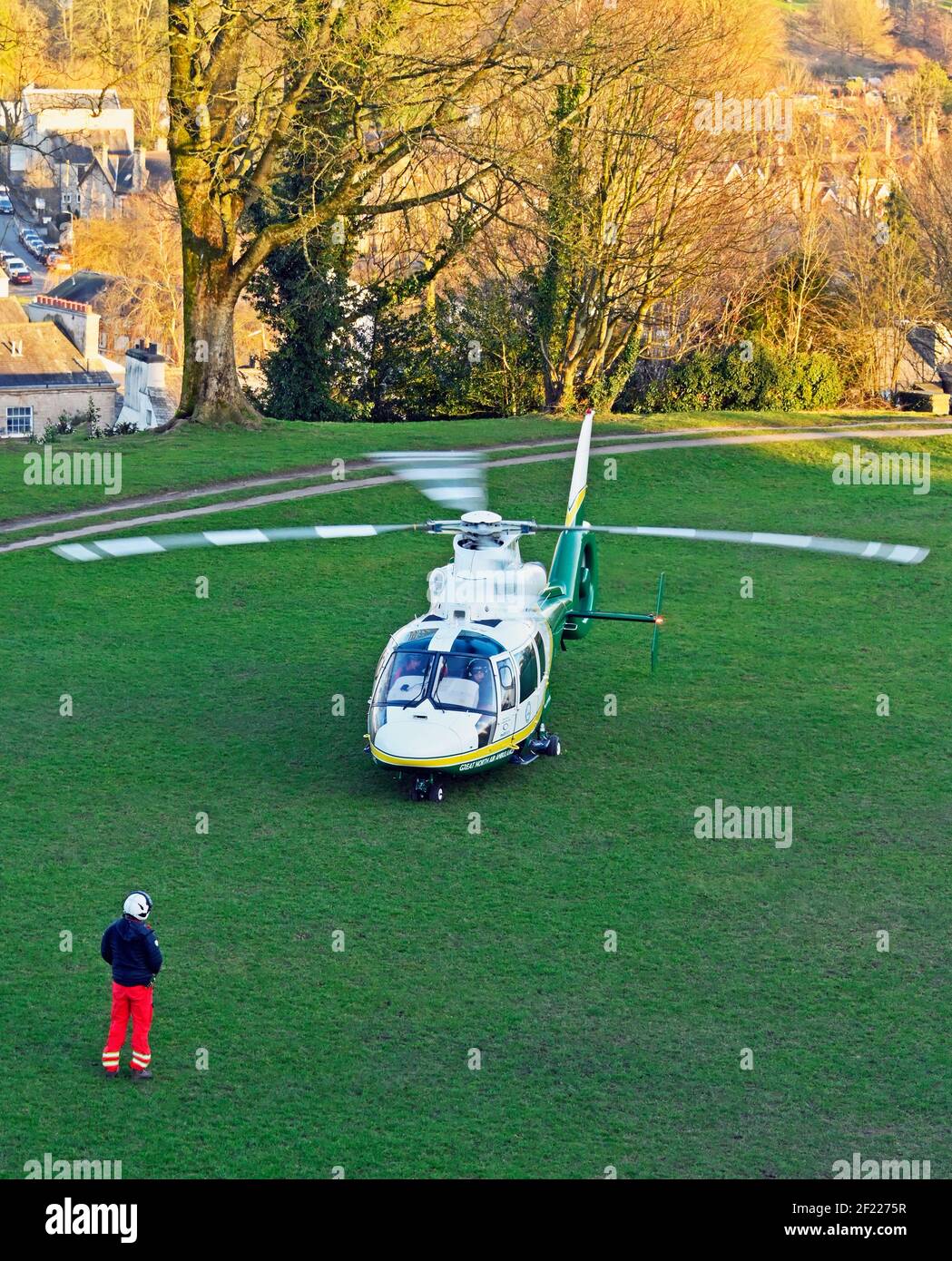 Great Northern Air Ambulance Service Helicopter, Eurocopter AS365 Dauphin N2, registrazione G-NHAC. Bowling Fell, Kendal, Cumbria, Inghilterra, Regno Unito Foto Stock