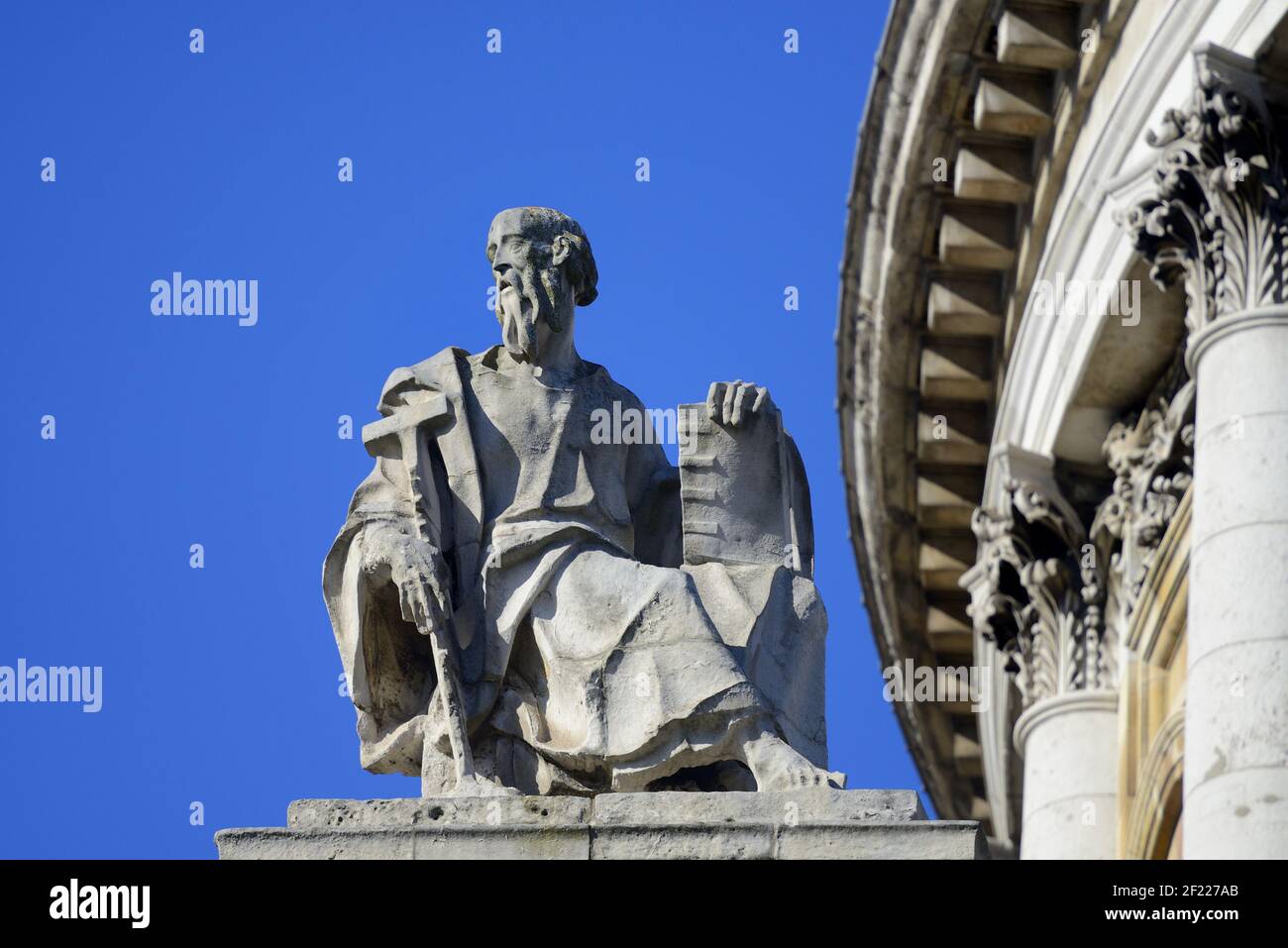 Londra, Inghilterra, Regno Unito. Cattedrale di San Paolo. Statua di San Simone lo Zealot / Simon Zelote seduta, con una sega sulla facciata sud Foto Stock