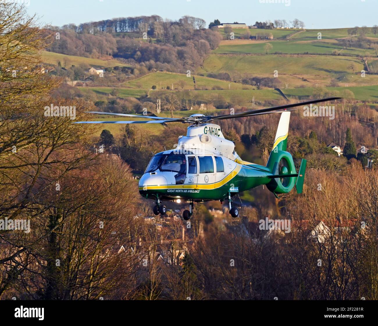 Great Northern Air Ambulance Service Helicopter, Eurocopter AS365 Dauphin N2, registrazione G-NHAC, volo sopra Kendal, Cumbria, Inghilterra, REGNO UNITO Foto Stock