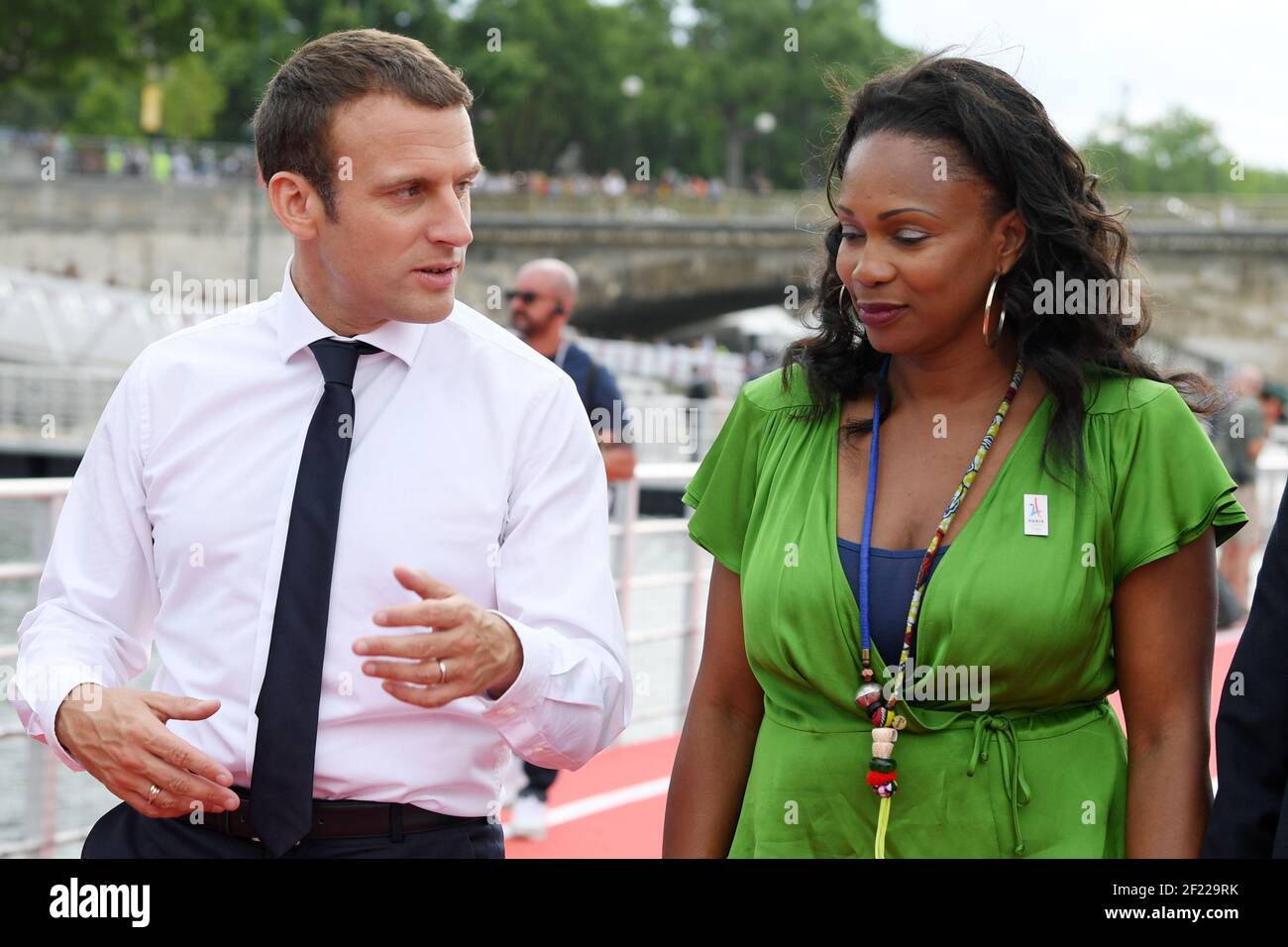 Il Presidente della Repubblica francese Emmanuel Macron e il Ministro dello Sport Laura Flessel durante le Olimpiadi, a Parigi, in Francia, il 24 giugno 2017 - Foto Philippe Millereau / KMSP / DPPI Foto Stock