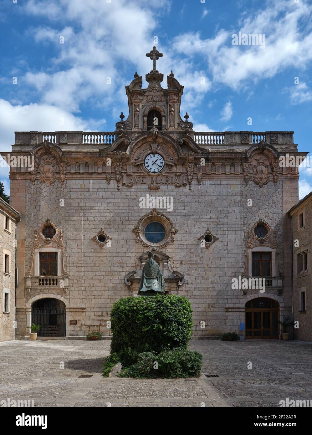Una statua in bronzo del vescovo Pere-Joan Campins guarda l'ingresso del Basílica de la Madre de Dios al Santuari de Lluc, Maiorca Foto Stock