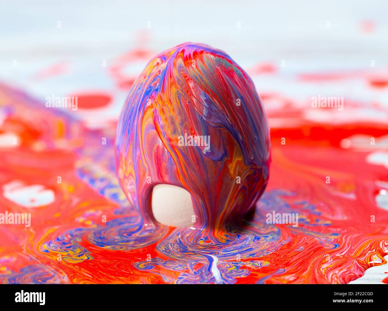 Pittura uova di Pasqua, preparazione per le vacanze di primavera, consistenza di marmo liquido, inchiostro di marmo colorato, arte fluida tendenza astratta, CopySpace Foto Stock