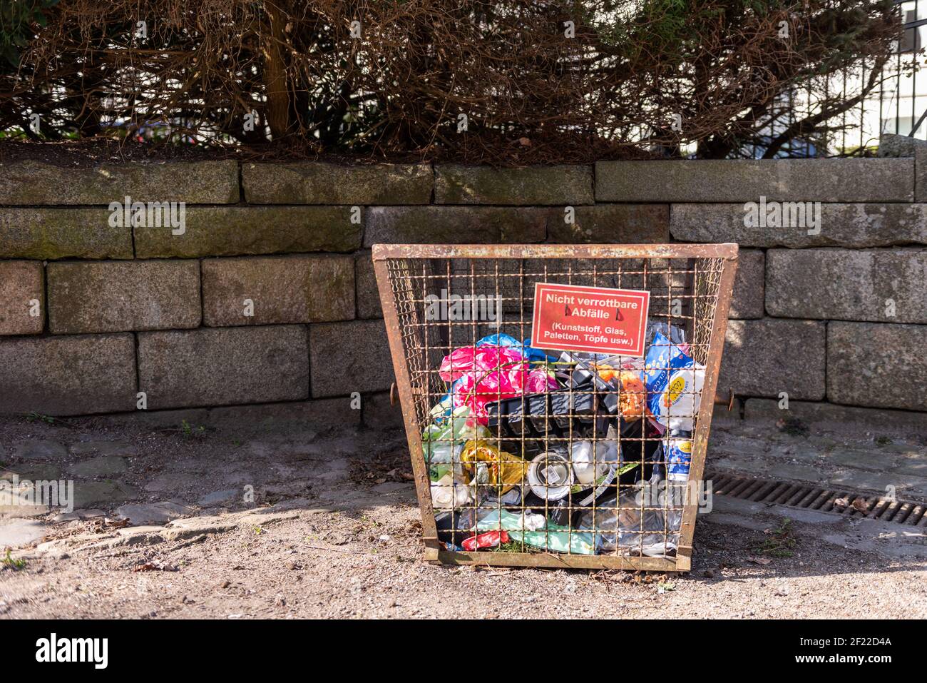 Müllvermeidung in der Öffentlichkeit ist ein Ziel, das man nicht aus den Augen verlieren darf Foto Stock