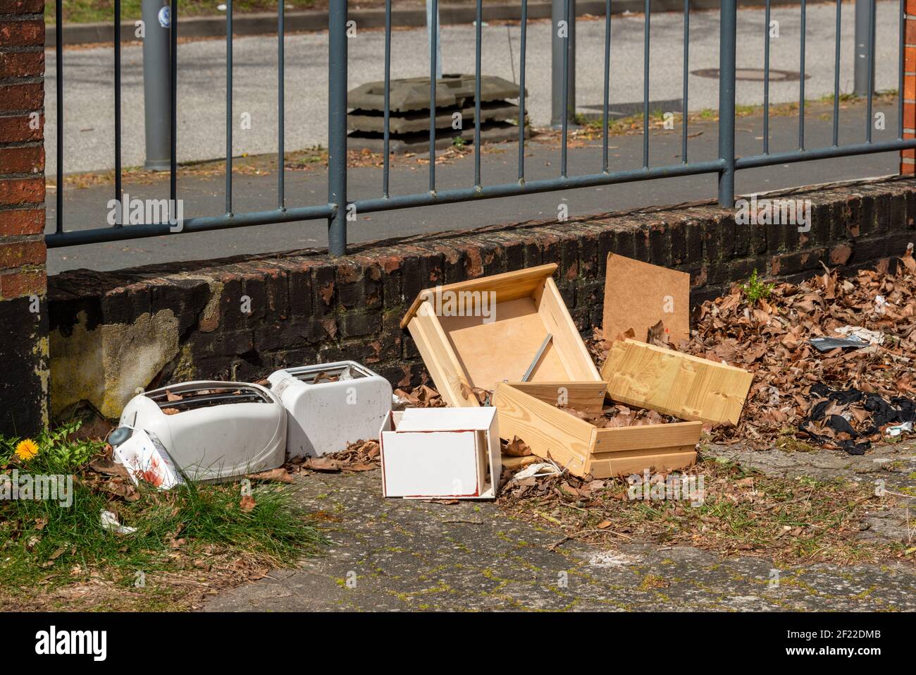 Achtlos weggeworfener Müll sorgen für eine Höhere Ungezieferpopulation Foto Stock