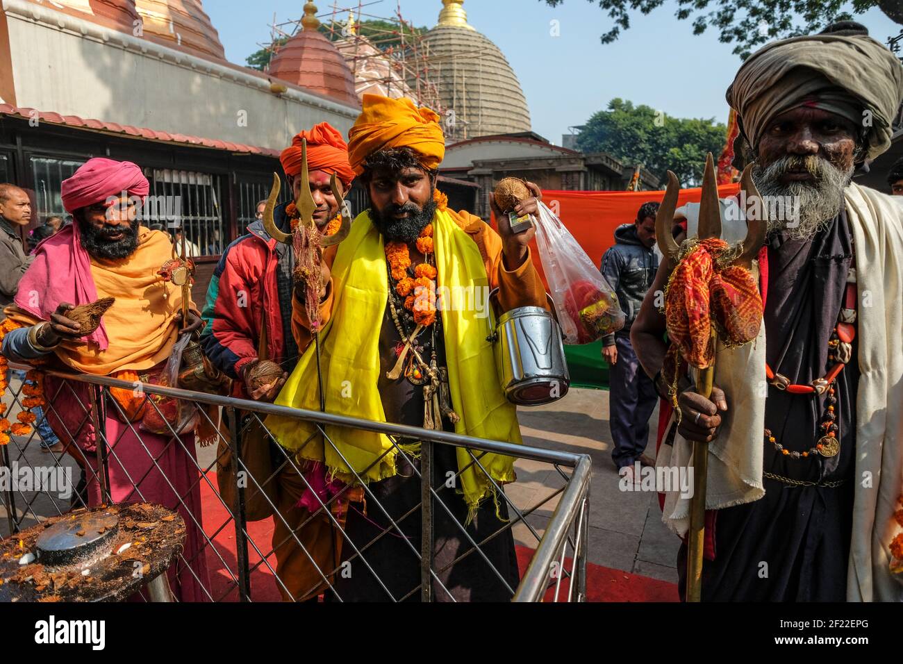 Guwahati, India - 2021 gennaio: Le persone che fanno offerte nel tempio di Kamakhya il 18 gennaio 2021 a Guwahati, Assam, India. Foto Stock