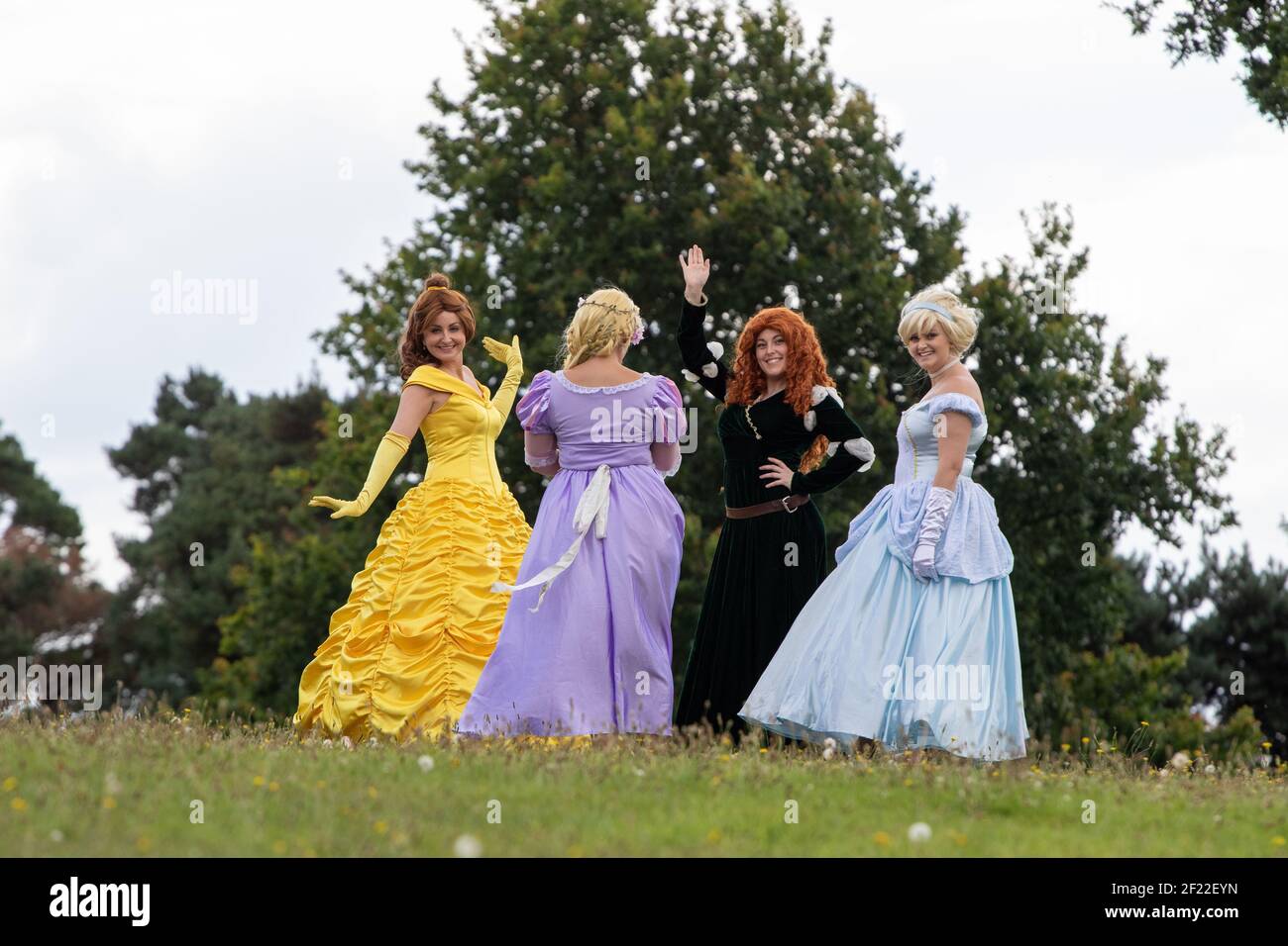 Gruppo di principessa Disney vestì donne in un evento di beneficenza onda  Foto stock - Alamy