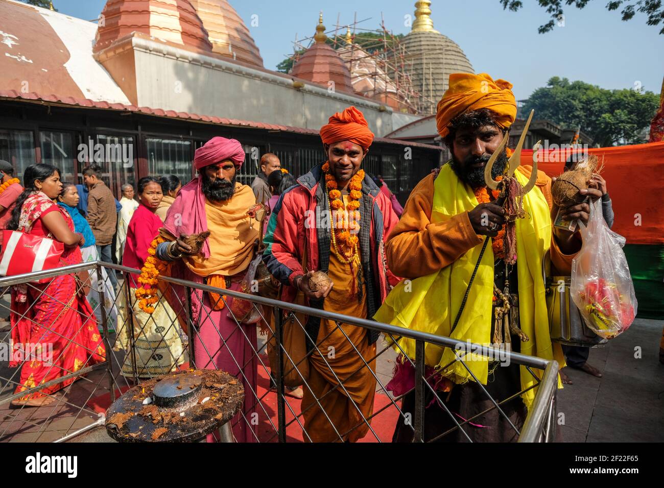 Guwahati, India - 2021 gennaio: Le persone che fanno offerte nel tempio di Kamakhya il 18 gennaio 2021 a Guwahati, Assam, India. Foto Stock