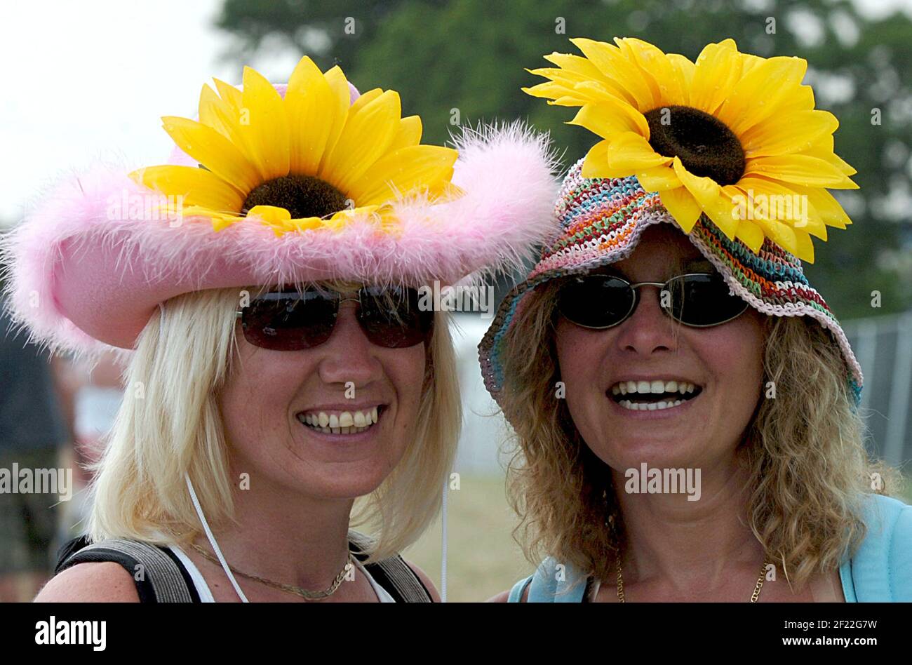 I fan del rock Trudi Bridgeman e Lisa Ciampa tornano ai giorni del potere dei fiori all'Isle of Wight Festival. pic Mike Walker, 2007 Foto Stock