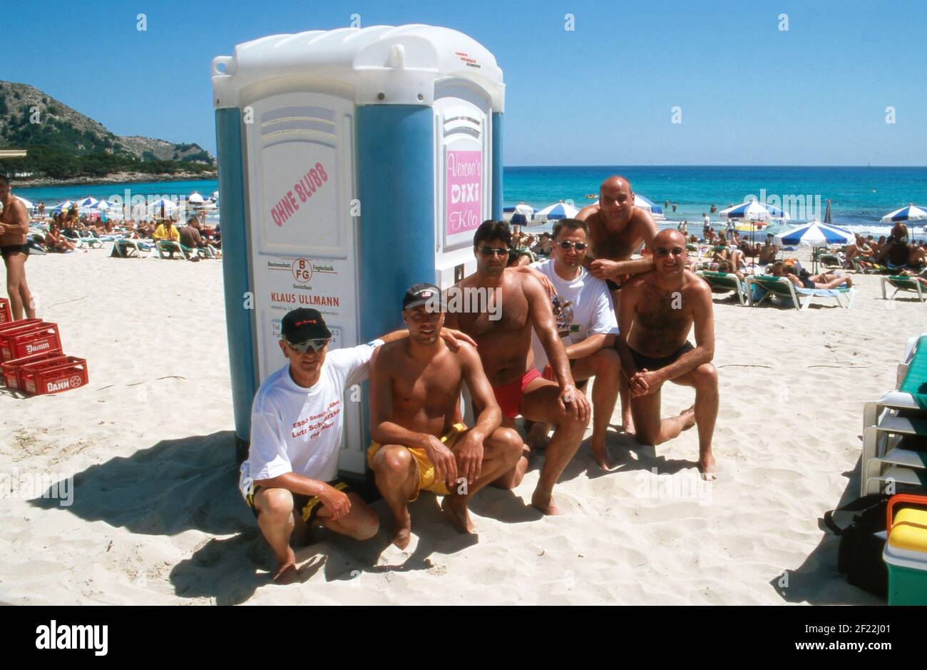 Touristen bezahlen für die Nutzung vom Dixi klo vom Auftirtt von Verona Feldbusch bei 'Big Brother' als Touristenattraktion am Strand von Mallorca, Spanien 2000. Foto Stock