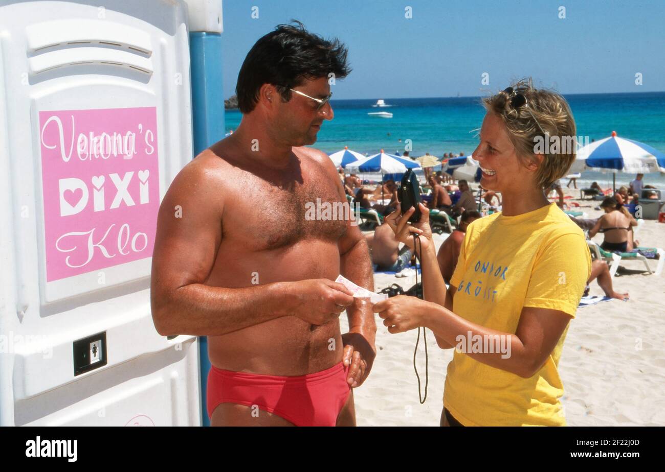 Touristen bezahlen für die Nutzung vom Dixi klo vom Auftirtt von Verona Feldbusch bei 'Big Brother' als Touristenattraktion am Strand von Mallorca, Spanien 2000. Foto Stock