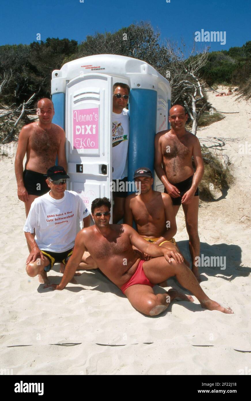 Touristen bezahlen für die Nutzung vom Dixi klo vom Auftirtt von Verona Feldbusch bei 'Big Brother' als Touristenattraktion am Strand von Mallorca, Spanien 2000. Foto Stock