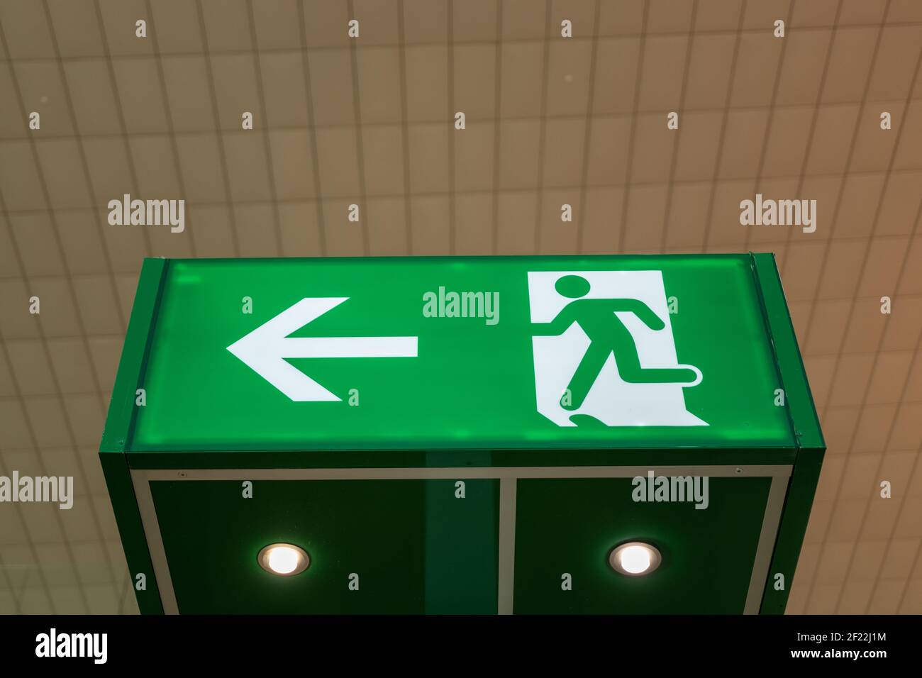 Verde uscita di emergenza segno indicante il modo di sfuggire a. Foto Stock