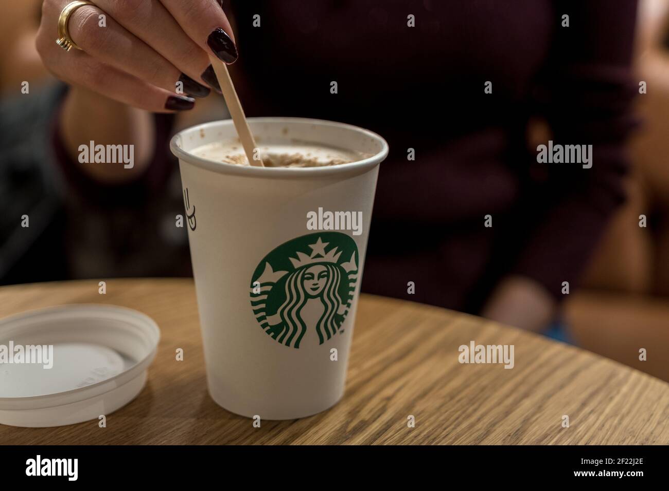 Barcellona, Spagna - 17 marzo 2019: Tazza di caffè con il logo Starbucks sul tavolo. Foto Stock